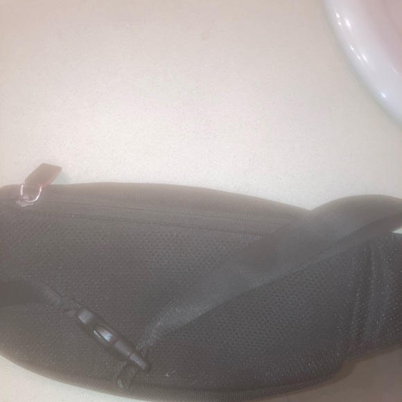 Micheal Kors fanny pack - Picture 2 of 2